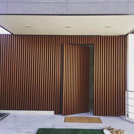 Entrada com brise de alumínio e porta pivotante